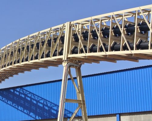 Pijpbandtransporteur voor bulkmaterialen